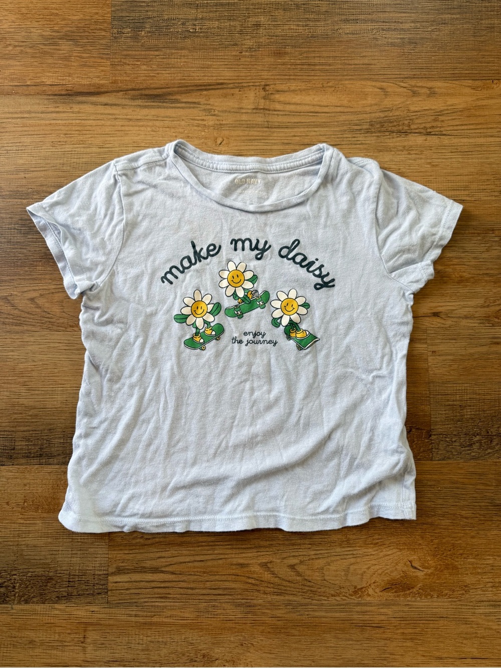 Old Navy Light Blue Tee with Sunny Daisy Skate Graphic Size 8 Girl Scout